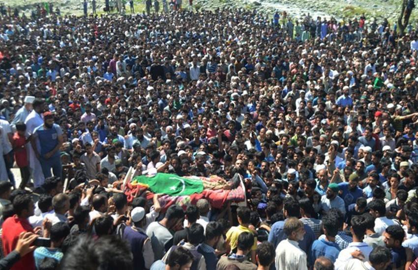 लश्कर-ए-तैयबा आतंकी बशीर लश्करी के जनाजे में इकट्टठा हजारों की भीड़। फोटो सोर्स- AP