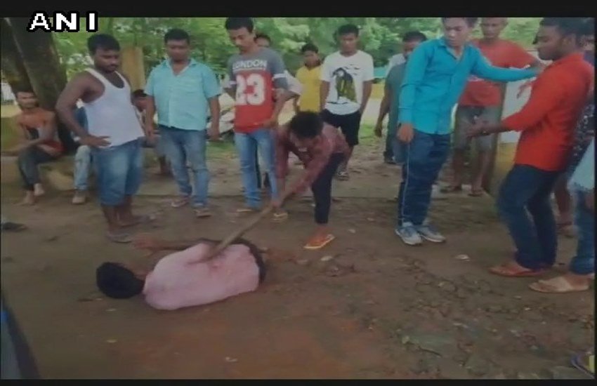 Sonapur, Assam, cow vigilantes, gau rakshak, cow, truck driver, truck driver beaten, Truck carrying cow, Narendra modi, PM Modi, गाय से भरी ट्रक, गाय तस्करी, गौरक्षक, ट्रक ड्राइवर पिटाई, Assam police, Hindi news