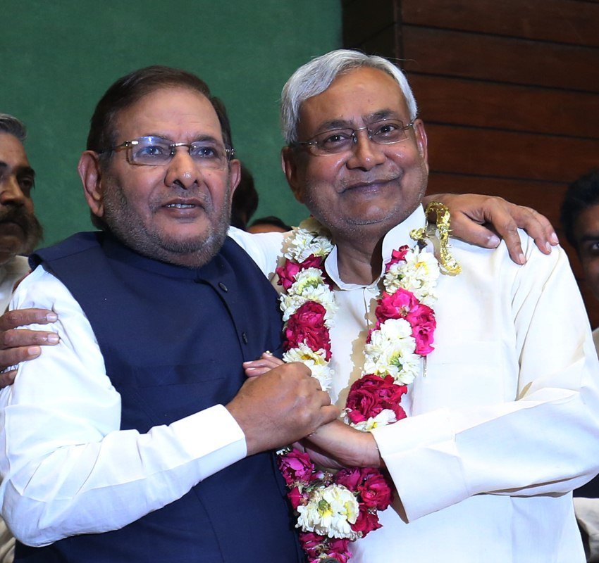 भाजपा के साथ मिलकर छठी बार सरकार बनाने वाले नीतीश कुमार से उनके ही पार्टी के वरिष्ठ नेता और पूर्व अध्यक्ष शरद यादव नाराज बताए जा रहे हैं।