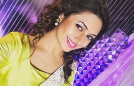 Divyanka Tripathi, Divyanka Tripathi Beach Photo, Divyanka Tripathi 5 Million Followers, Divyanka Tripathi Instagram, Divyanka Tripathi Social Media, Divyanka Tripathi News Update