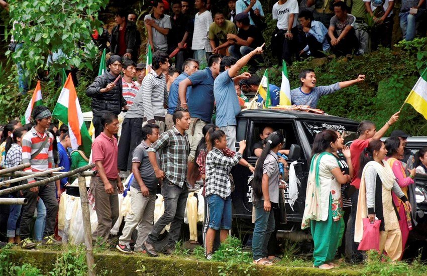 संघर्ष में कुछ पुलिसकर्मी और जीजेएम कार्यकर्ता जख्मी हो गए। जीजेएम समर्थकों को अस्पताल में भर्ती कराया गया है। (Photo: PTI) संघर्ष में कुछ पुलिसकर्मी और जीजेएम कार्यकर्ता जख्मी हो गए। जीजेएम समर्थकों को अस्पताल में भर्ती कराया गया है। (Photo: PTI)