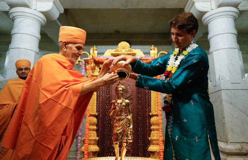कनाडा के प्रधानमंत्री जस्टिन ट्रूडो ने किया जलाभिषेक। (Photo Source: Twitter)