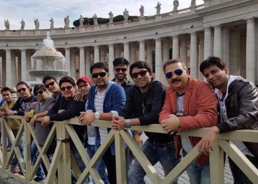 इस शो में उनके साथ अली असगर, सुनील ग्रोवर , चंदन प्रभाकर, कीकू शर्मा, नवजोत सिंह सिद्धू शामिल थे।