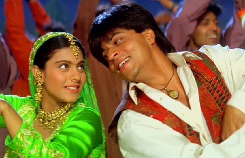 फिल्म दिलवाले दुल्हनिया ले जाएंगे के गाने मेहंदी लगा के रखना में बॉलीवुड एक्टर शाहरुख खान और काजोल। (फोटोसोर्स: दिलवाले दुल्हनिया के गाने से लिया गया चित्र- यूट्यूब )