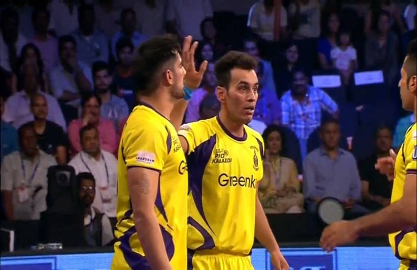मैच के दौरान मिराज शेख। (Photo Courtesy : PRO Kabaddi)