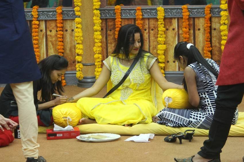 Monalisa, Monalisa Honeymoon, Monalisa Marriage, Monalisa Unknown Facts, Monalisa and Vikrant Singh, Monalisa Husband, Monalisa in Malaysia, Monalisa Boyfriend, Monalisa Movies, Monalisa Hot Photos