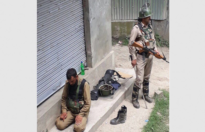 CRPF, Jammu Kashmir police, CRPF jawan, Jammu Kashmir police, Namaz, Jammu Kashmir, Hindi news, Jansatta