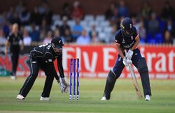 VIDEO : इंग्लैंड की महिला बल्लेबाज ने खेला ऐसा गजब शॉट कि हर कोई रह गया हैरान