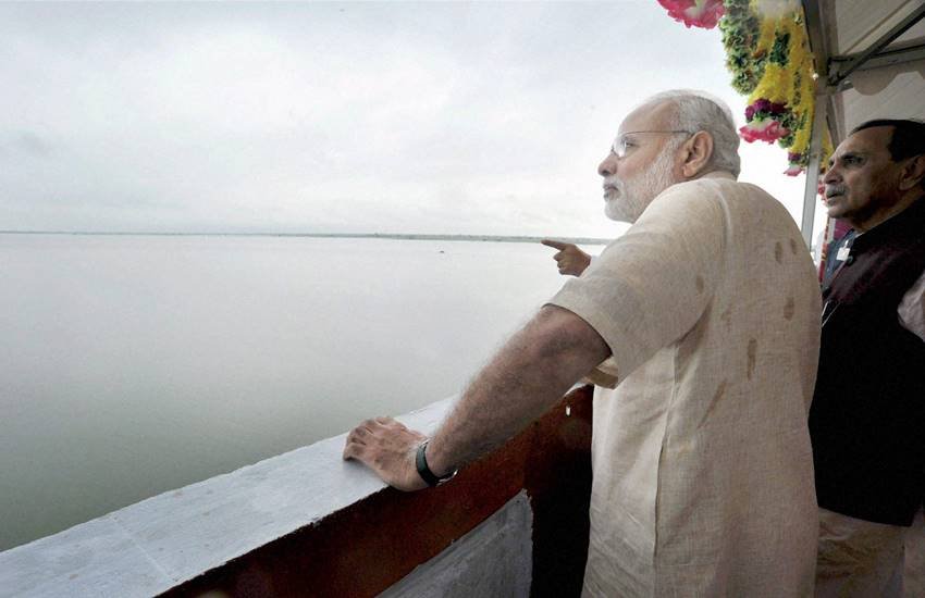 नर्मदा पर बने अनकड़िया बांध का जायजा लेते प्रधानमंत्री नरेंद्र मोदी व गुजरात सीएम विजय रुपानी। (Source: Express Archive) नर्मदा पर बने अनकड़िया बांध का जायजा लेते प्रधानमंत्री नरेंद्र मोदी व गुजरात सीएम विजय रुपानी। (Source: Express Archive)