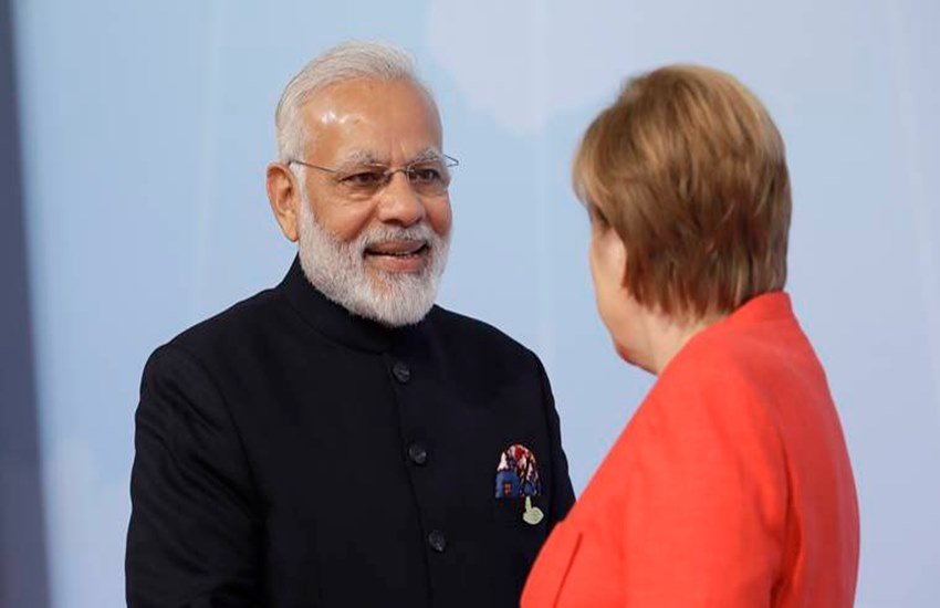 जी-20 समिट में जर्मनी की चांसलर एंजेला मर्केल से मिलते पीएम मोदी। (एपी फोटो) जी-20 समिट में जर्मनी की चांसलर एंजेला मर्केल से मिलते पीएम मोदी। (एपी फोटो)