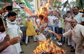 RJD, RJD worker, RJD worker attacks DM, SP, Superintendent police, saran district, Lalu yadav, Nitish kumar, Sushil modi, JDU, BJP, Bihar news, Hindi news, Jansatta