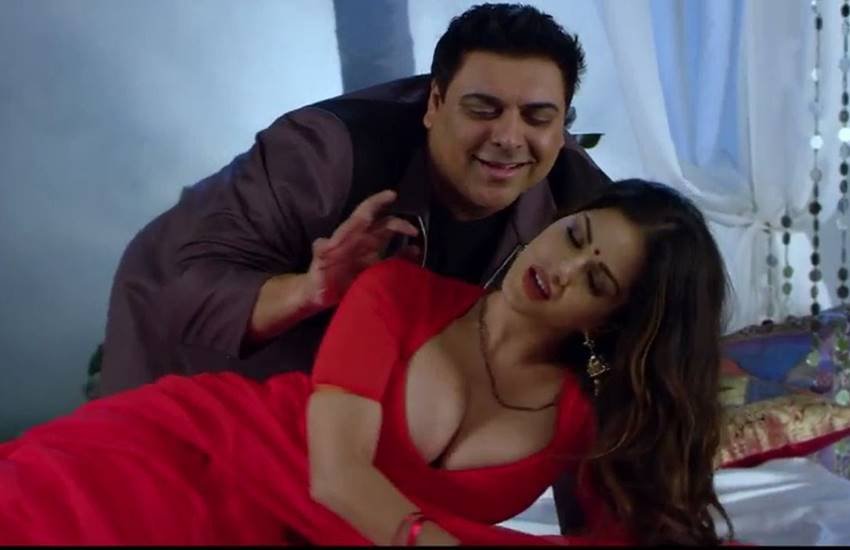 Weird Bollywood Couples, Most Weird On Screen Couples, On Screen Couples, Sunny Leone and Arjun Kapoor, Dhanush and Sonam Kapoor, Nawazuddin Siddiqui and Bipasha Basu, Irfan Khan and Deepika Padukone, Ranbir Kapoor and Aishwarya Rai, Aamir Khan and Sakshi Tanwar