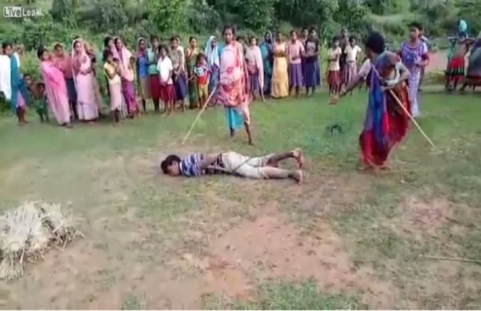 वीडियो: रेप के आरोपी को तब तक पीटा जब तक नहीं हो गई मौत