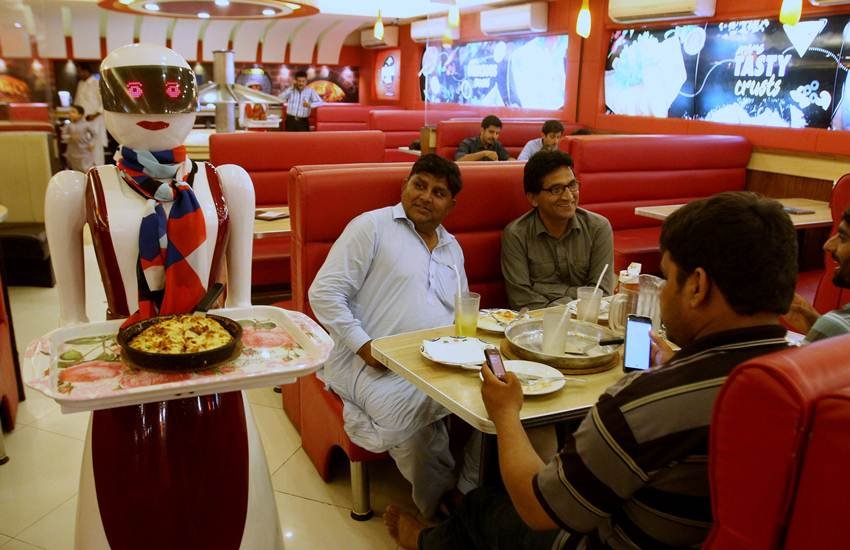 सूफों दरगाह, आम के बगीचे और हस्तशिल्प कला के लिए मशहूर मुल्तान में रोबोट वेट्रेस का इस्तेमाल पूरे पाकिस्तान में ये अपनी तरह का पहला मामला है। (फोटो सोर्स एपी) सूफों दरगाह, आम के बगीचे और हस्तशिल्प कला के लिए मशहूर मुल्तान में रोबोट वेट्रेस का इस्तेमाल पूरे पाकिस्तान में ये अपनी तरह का पहला मामला है। (फोटो सोर्स एपी)