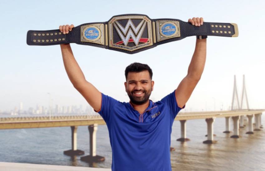 WWE चैम्पियनशिप बेल्ट के साथ मुंबई इंडियन्स के कप्तान रोहित शर्मा। 