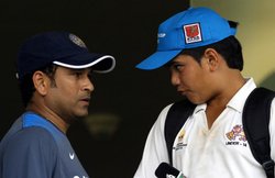 वीडियो: भारतीय महिला क्रिकेट टीम को गेंदबाजी करने उतरे सचिन के बेटे अर्जुन तेंडुलकर