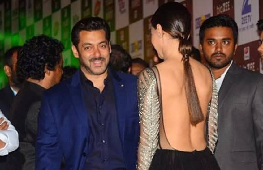 अवॉर्ड शो में बिग बॉस एक्स कंटेस्टेंट ने किया कुछ ऐसा कि शरमा गए सलमान खान