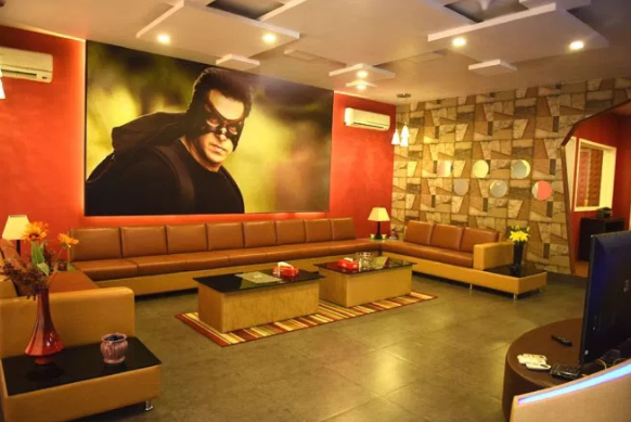 Salman Khan, Shahrukh Khan, Alia Bhatt, Sonam Kapoor, Hrithik Roshan, Ajay Devgn, Varun Dhawan, Celebrity vanity vans, Bollywood vanity vans, Vanity vans, Salman Khan Vanity Van, Varun dhawan Vanity, Alia Bhatt vanity