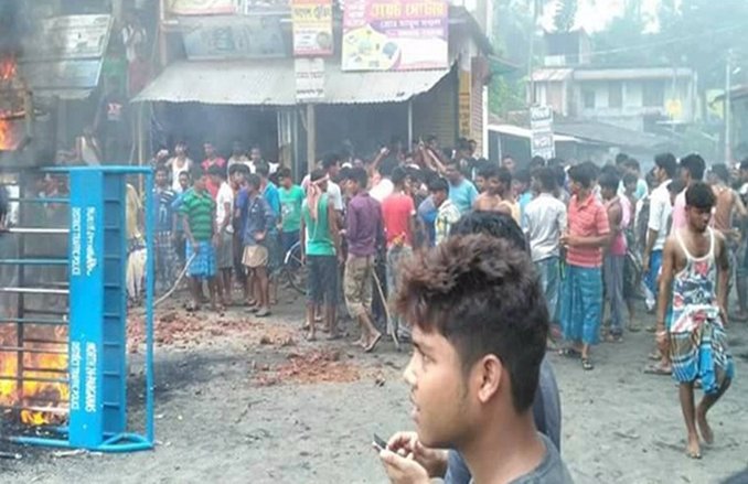 आपत्तिजनक पोस्ट के बाद पश्चिम बंगाल में भड़की सांप्रदायिक हिंसा, हालात काबू करने के लिए केन्द्र ने भेजी पैरामिलिट्री फोर्स की तीन कंपनियां