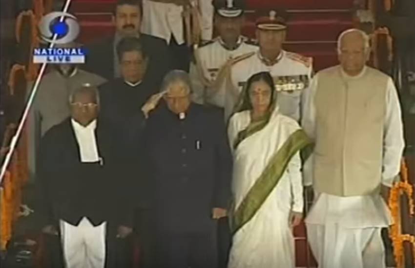 प्रतिभा पाटिल के राष्ट्रपति की शपथ लेने से पहले सेना को सलामी देते हुए तत्कालीन राष्ट्रपति अब्दुल कलाम।