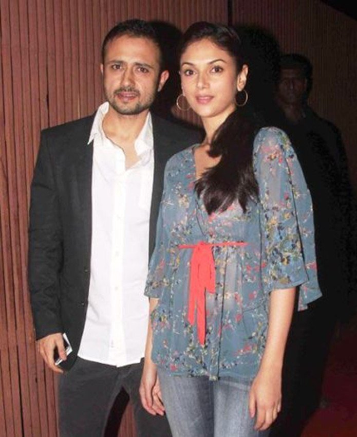 himesh reshammiya and komal marry, sajid nadiadwala with divya bharti marry, bhagyashree and himalaya dasani, shashi kapoor jennifer kendal, aditi rao hydari marriage satyadeep mishra marriage, asha bhosle or ganpatrao bhosle, Dilip Kumar Kaamini Saira Banu