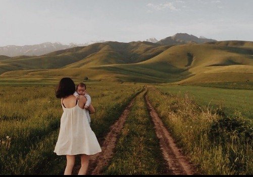 Aliya Shagieva,Aliya Shagieva Breastfeeding,Aliya Shagieva Instagram,Aliya Shagieva Son,breastfeeding,Kyrgyzstan,Kyrgyzstan President,Kyrgyzstan President Daughter