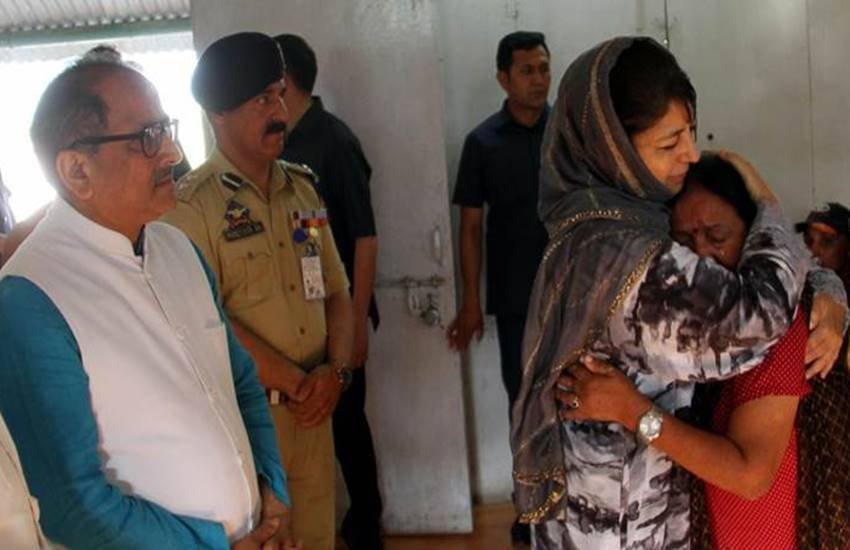 अनंतनाग जिला अस्पताल में पहुंचकर मुख्यमंत्री महबूबा मुफ्ती ने घायलों का हाल लिया। (एक्सप्रेस फोटो) अनंतनाग जिला अस्पताल में पहुंचकर मुख्यमंत्री महबूबा मुफ्ती ने घायलों का हाल लिया। (एक्सप्रेस फोटो)