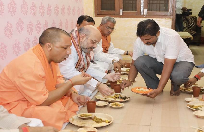 बीजेपी के राष्ट्रीय अध्यक्ष अमित शाह ने कार्यकर्ता के घर किया लंच। (Photo Source: Twitter/Amit shah)
