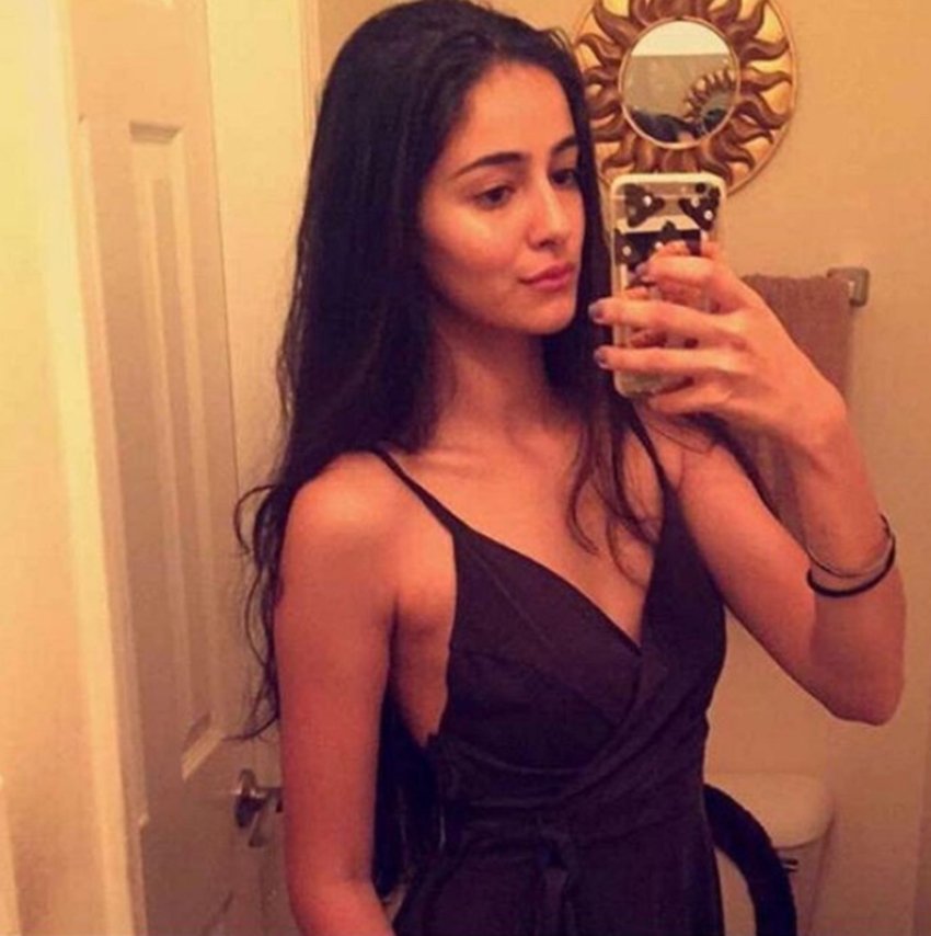 चंकी की बेटी अनन्या ने अपनीस्कूलिंग धीरूभाई अंबानी इंस्टीट्यूट से की है। वह स्टाइलिश होने के साथ-साथ काफी फैशनेबल भी हैं उनकी ये खासियत उन्हें ग्लेमर वर्ल्ड के लिए एक दम परफेक्ट बनाता है।