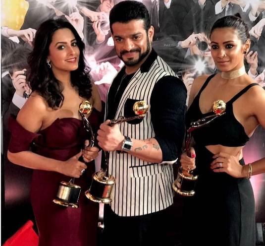 gold awards 2017,zee gold awards 2017,shweta tiwari daughter,palak tiwari,Mouni Roy,Divyanka Tripathi,karan patel,Yeh Hai Mohabbatein,naagin 2,tv stars at gold awards 2017