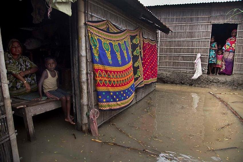 बाढ़ प्रभावित पर्वी गुवाहाटी का एक क्षेत्र। (AP Photo/Anupam Nath)