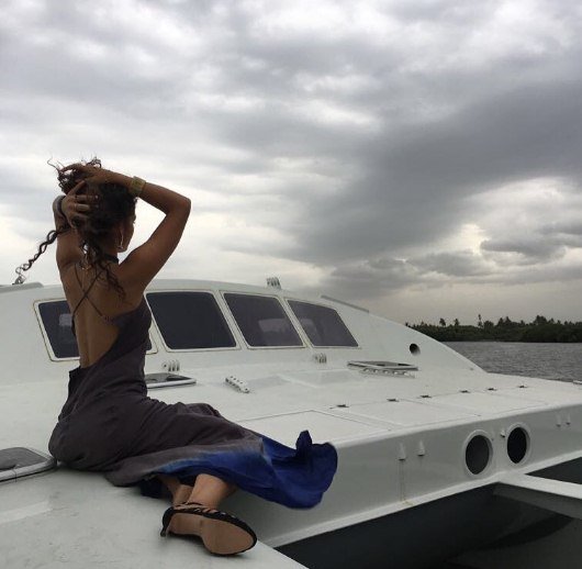 आयशा अब बेहद ग्लैमरस और सेक्सी लगने लगी हैं।