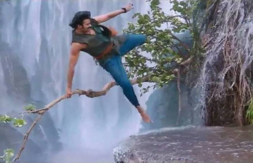 बाहुबली का सीन कॉपी करने में गई जान। (Photo Source: Youtube/T-series)