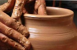 मिट्टी के बर्तन में खाना पकाने और खाने के इन फायदों से क्या आप भी हैं अनजान?