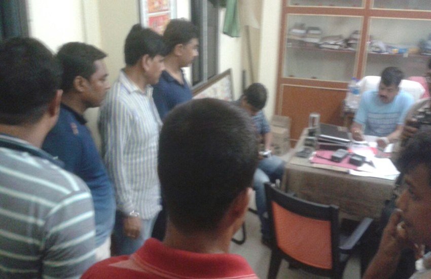 भागलपुर के एसएसपी आधी रात जीआरपी थाना पहुंच शराबी पुलिसवालों से पूछताछ करते हुए। (फोटो- गिरधारी लाल जोशी) भागलपुर के एसएसपी आधी रात जीआरपी थाना पहुंच शराबी पुलिसवालों से पूछताछ करते हुए। (फोटो- गिरधारी लाल जोशी)