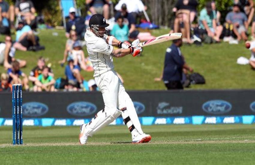 टेस्ट क्रिकेट में शॉट लगाते ब्रैंडन मैकलम। टेस्ट क्रिकेट में शॉट लगाते ब्रैंडन मैकलम।