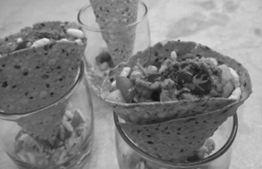 पापड़ कोन में राजमा परोसने के लिए। राजमा को उसी तरह उबालें, जिस तरह दूसरे व्यंजनों के लिए उबालते हैं। 