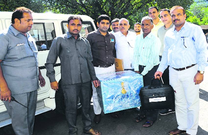 राष्ट्रपति चुनाव में प्रयोग होने वाली मतदान पेटी के साथ गुरुवार को चंडीगढ़ स्थित विधानसभा पहुंची चुनाव आयोग की टीम। 