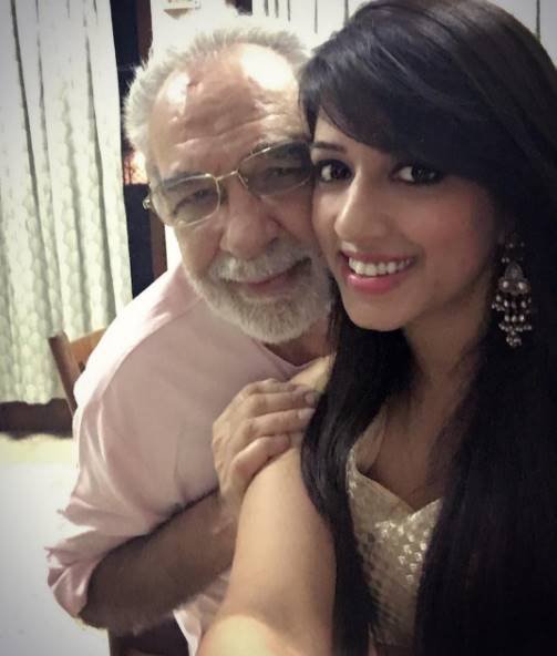 कुलभूषण खरबंदा की बेटी श्रुति सोशल मीडिा पर काफी एक्टिव हैं।