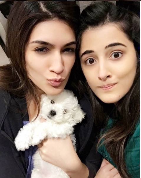 नुपूर इंस्टाग्राम पर काफी एक्टिव हैं उनके 2 लाख से ज्यादा फोलोवर्स हैं।