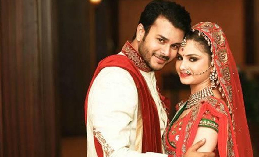 ससुराल गेंदा फूल फेम जय सोनी ने 18 फरवरी 2014 को पूजा शाह से सीक्रेटली मैरिज कर ली। कंजरवेटिव फैमिली से आने वाले जय ने पूजा शाह से अरेंज मैरिज की है। दोनों मेट्रोमोनी के जरिए एक दूसरे से मिले थे। इस शादी का शो के लोगों के नहीं पता था।