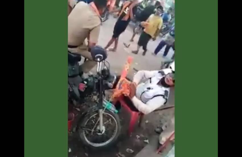 तस्वीर वायरल वीडियो का स्क्रीनशॉट है।