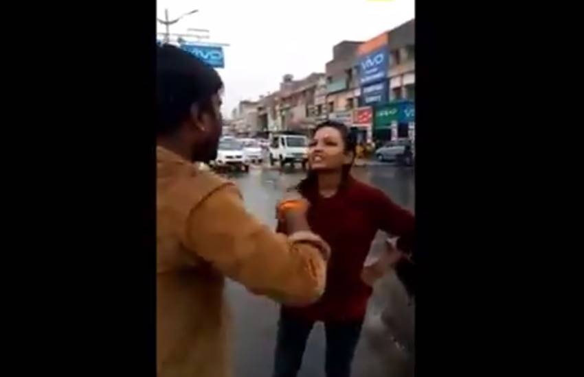 तस्वीर वायरल हो रहे वीडियो का स्क्रीनशॉट है।