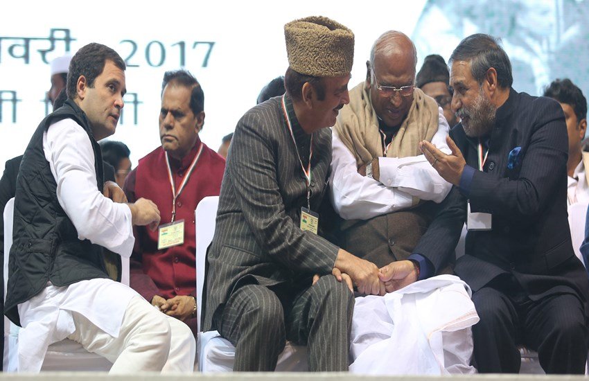 कांग्रेस ने हाल के दिनों में बड़े पैमाने पर रणनीतिक बदलाव के संकेत दिए हैं। इस बदलाव के तहत पार्टी के वरिष्ठ नेताओं के रोल में इजाफा किया गया है। ऐसे नेताओं में पी चिदंबरम, आनंद शर्मा, गुलाम नबी आजाद जैसे लोग शामिल हैं। (एक्सप्रेस फोटो)