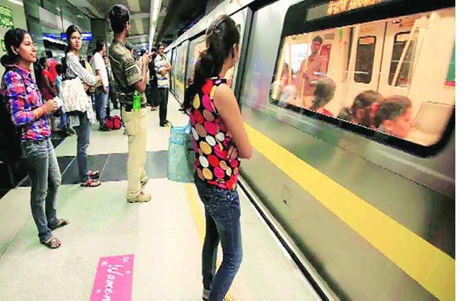 सादे कपड़े में तैनात महिला पुलिसकर्मी को बातों में फंसा गंदे इशारे करने लगा पैसेंजर, हुआ अरेस्ट