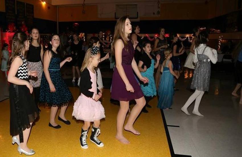 डांस को देखकर बिल्कुल भी ऐसा नहीं लग रहा है कि यह को चर्च का पादरी डांस कर रहा हो। (सांकेतिक फोटो) डांस को देखकर बिल्कुल भी ऐसा नहीं लग रहा है कि यह को चर्च का पादरी डांस कर रहा हो। (सांकेतिक फोटो)