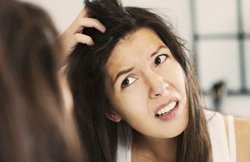 डैंड्रफ को हटाने के लिए कर चुके हैं खूब मेहनत तो अपनाएं ये तरीके, कुछ ही दिनों में दिख जाएगा असर