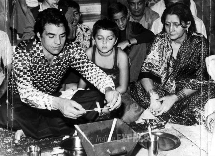 himesh reshammiya and komal marry, sajid nadiadwala with divya bharti marry, bhagyashree and himalaya dasani, shashi kapoor jennifer kendal, aditi rao hydari marriage satyadeep mishra marriage, asha bhosle or ganpatrao bhosle, Dilip Kumar Kaamini Saira Banu