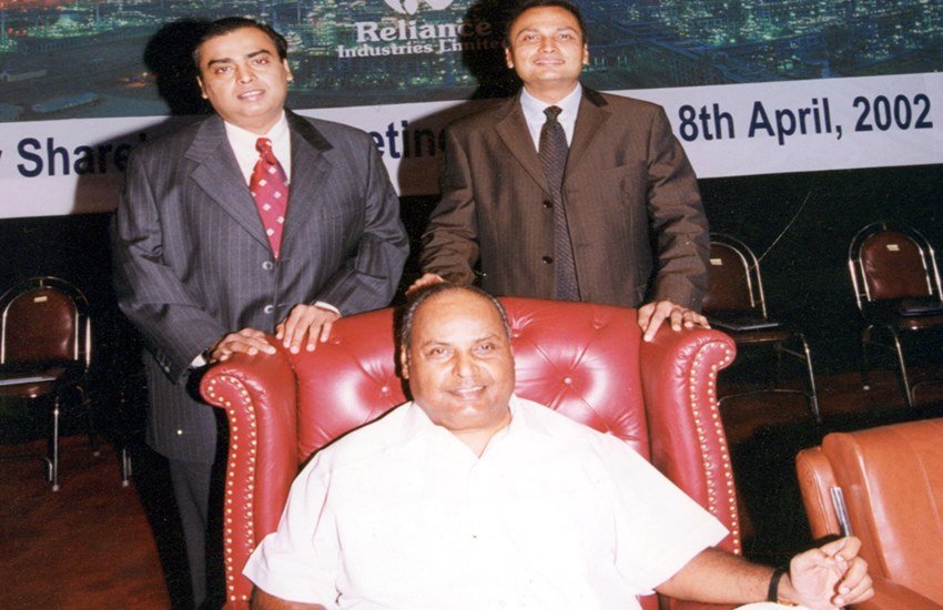 धीरुभाई अंबानी के साथ मुकेश और अनिल अंबानी। (Photo Source: Express Archive)