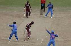 VIDEO: विकेट के पीछे फिर दिखी MS धोनी की बिजली सी रफ्तार, वेस्टइंडीज के कप्तान को दूसरी बार किया स्टंप आउट